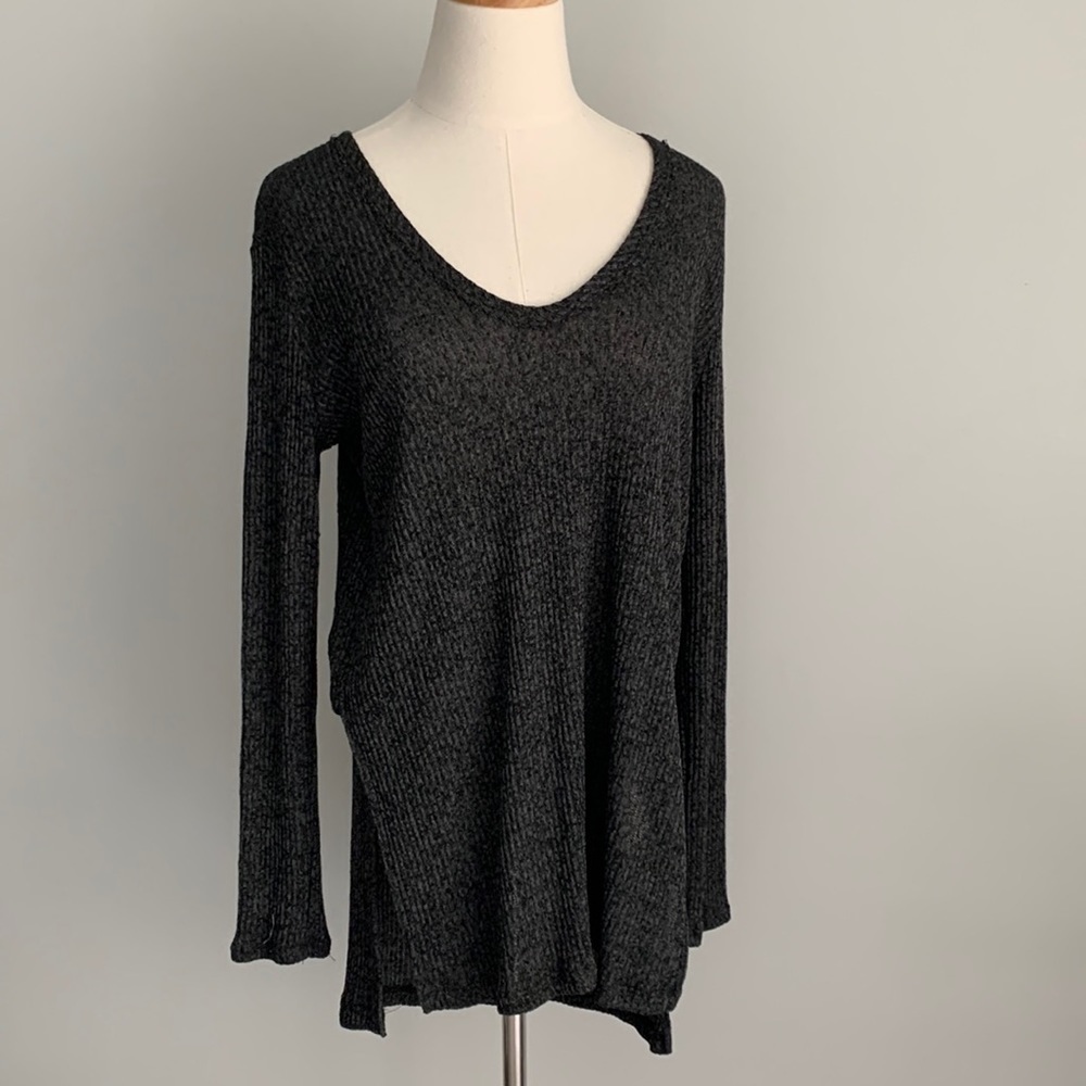 ASTR the Label heathered V neck long line tunic with side slit size large gray